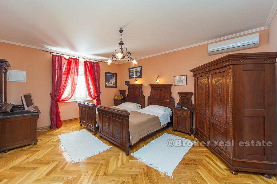 Maison en pierre, en centre ville, à vendre