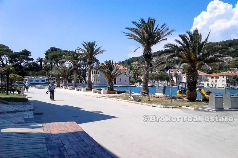 Stenhus på tre våningar, till salu