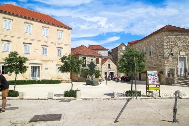 Kamena kuća na tri etaže, na prodaju
