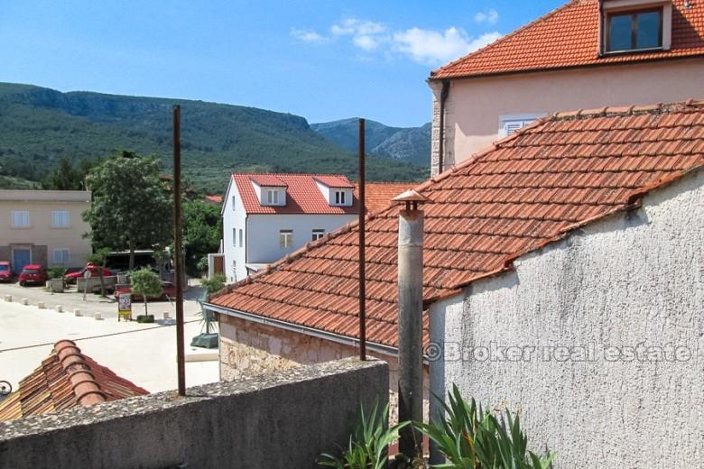 Casa in pietra su tre piani, in vendita