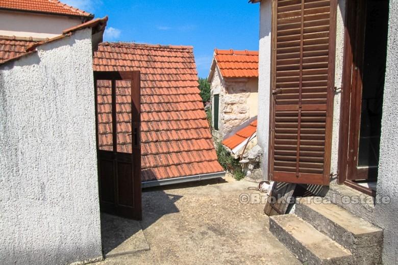 Kamena kuća na tri etaže, na prodaju