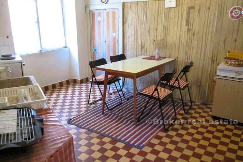 Casa in pietra su tre piani, in vendita