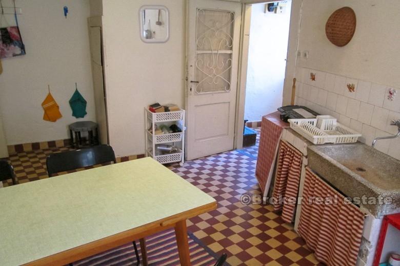 Casa in pietra su tre piani, in vendita