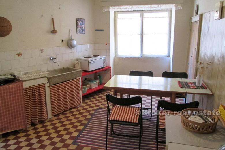 Casa in pietra su tre piani, in vendita