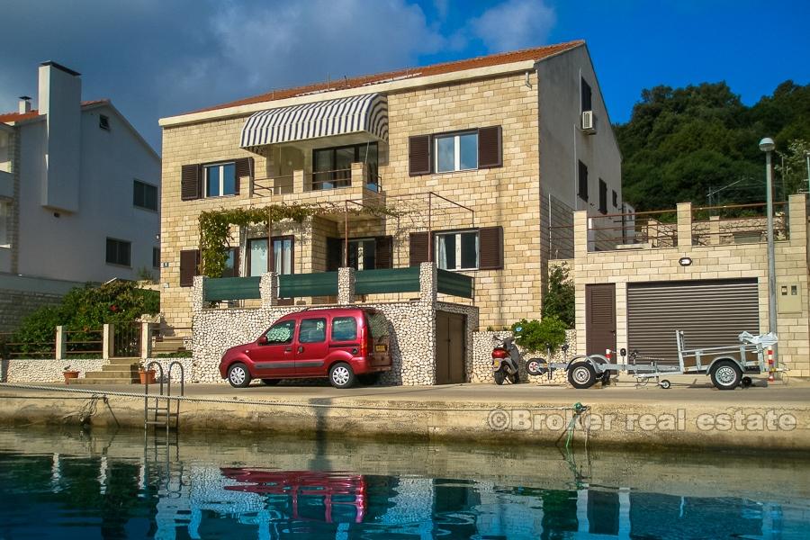 Maison à la mer avec amarre, à vendre