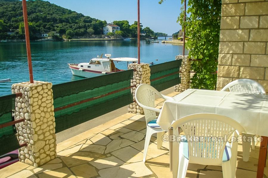 Maison à la mer avec amarre, à vendre