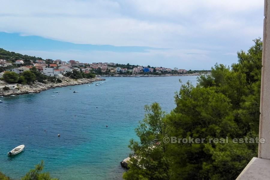 Detached house by the sea, for sale