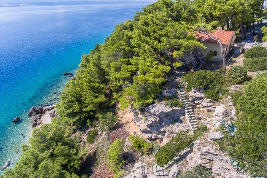 Отличный дом в первом ряду от моря