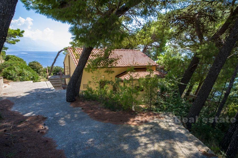 Utmerket posisjonert hus på første rad til sjøen