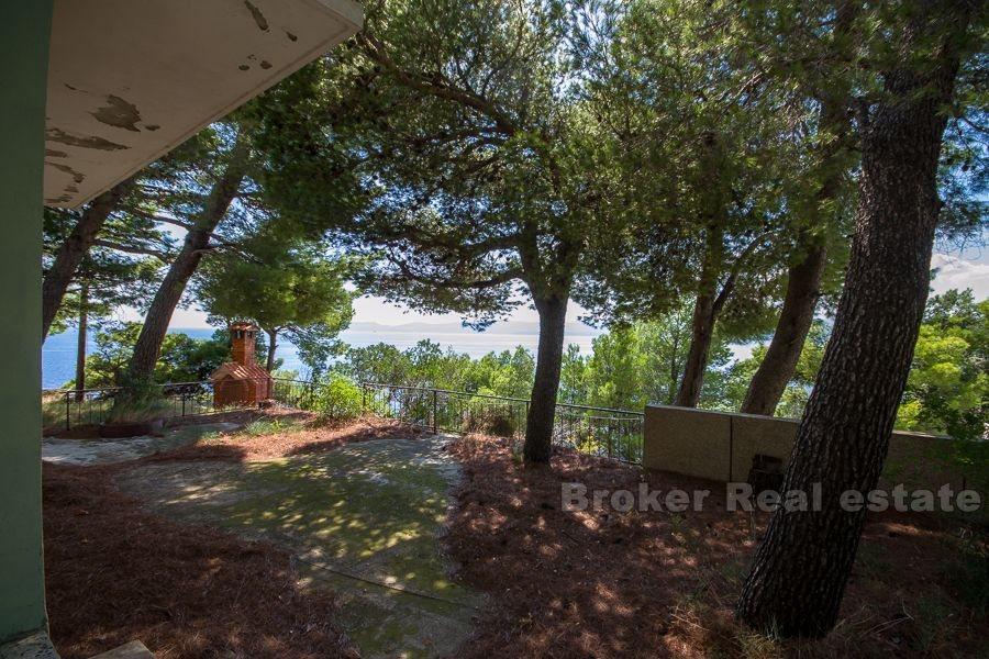 Utmerket posisjonert hus på første rad til sjøen