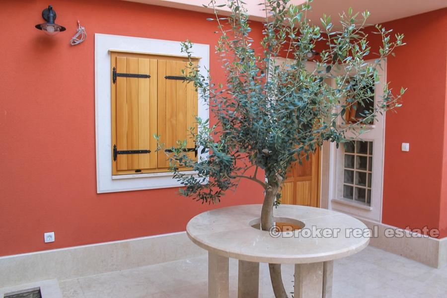 Odnowiony dom w centrum, na sprzedaż