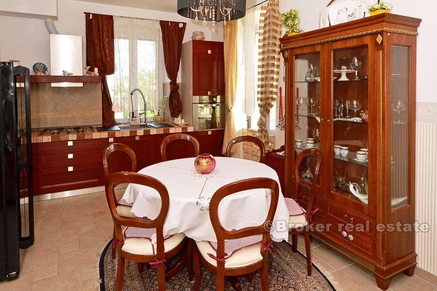 Trzypokojowe mieszkanie w kamiennej willi na sprzedaż