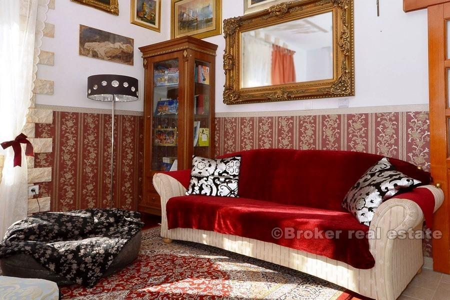 Tre roms leilighet i en steinvilla, til salgs