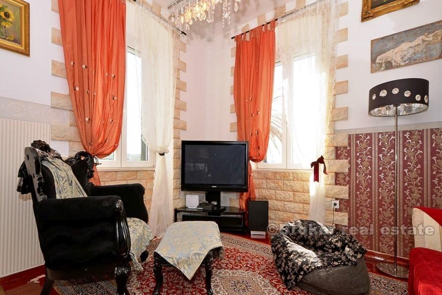 Tre roms leilighet i en steinvilla, til salgs