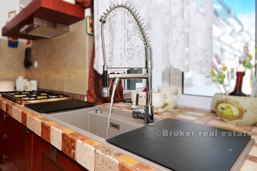 Tre roms leilighet i en steinvilla, til salgs