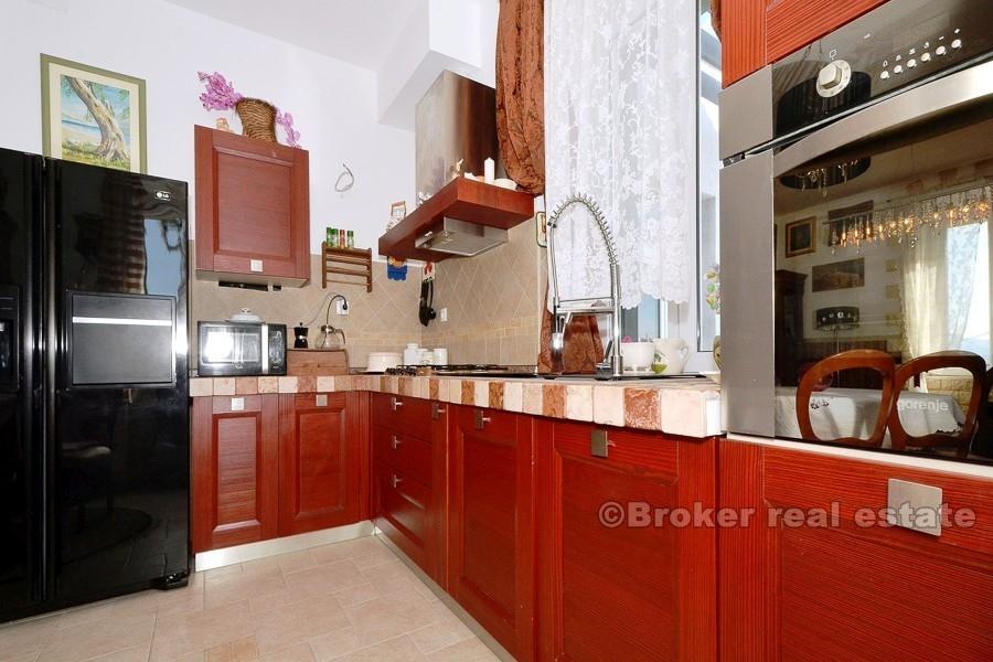 Tre roms leilighet i en steinvilla, til salgs