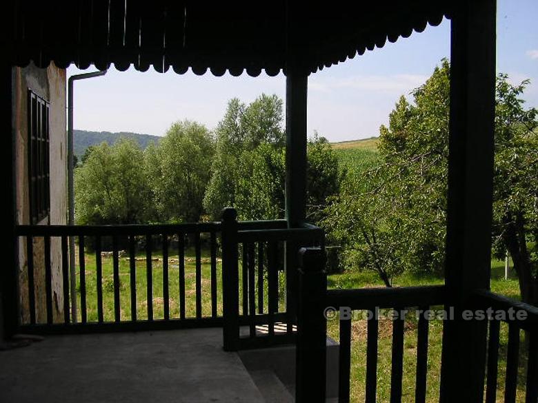 Kuća na mirnoj lokaciji, na prodaju