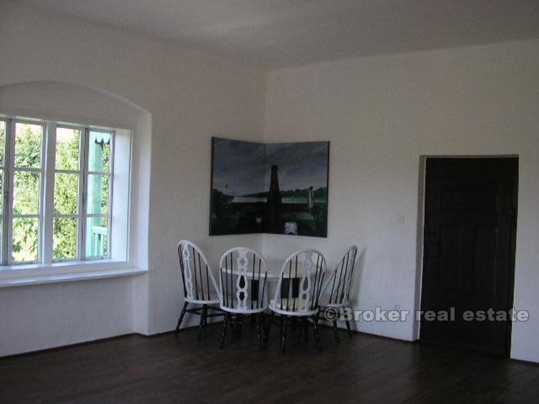 Kuća na mirnoj lokaciji, na prodaju