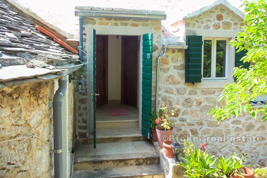 Casa in pietra con vista mare, in vendita