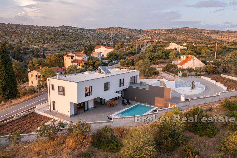 Newly built villa with pool and sea view