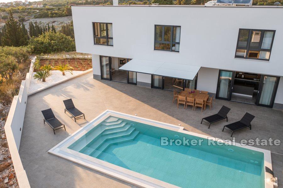 Newly built villa with pool and sea view