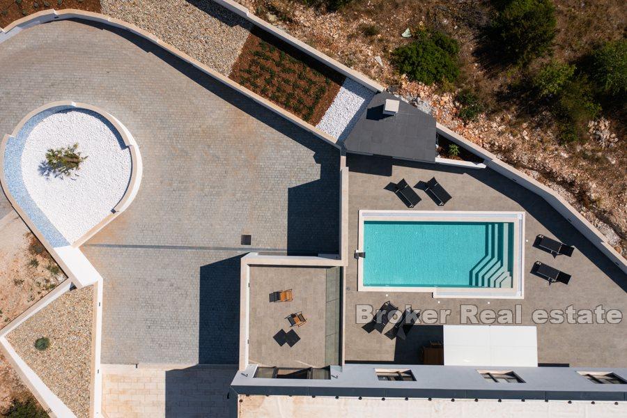 Newly built villa with pool and sea view