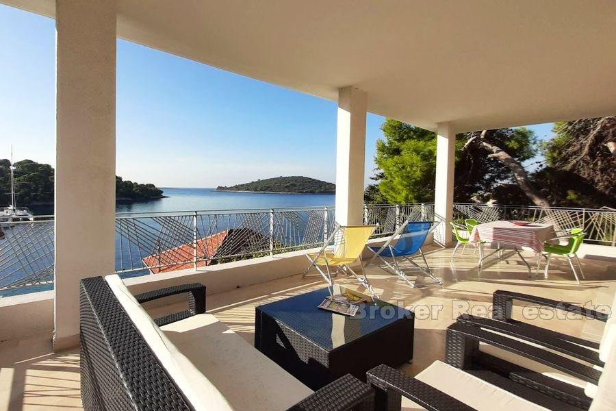 Hus, andra raden från havet, till salu.