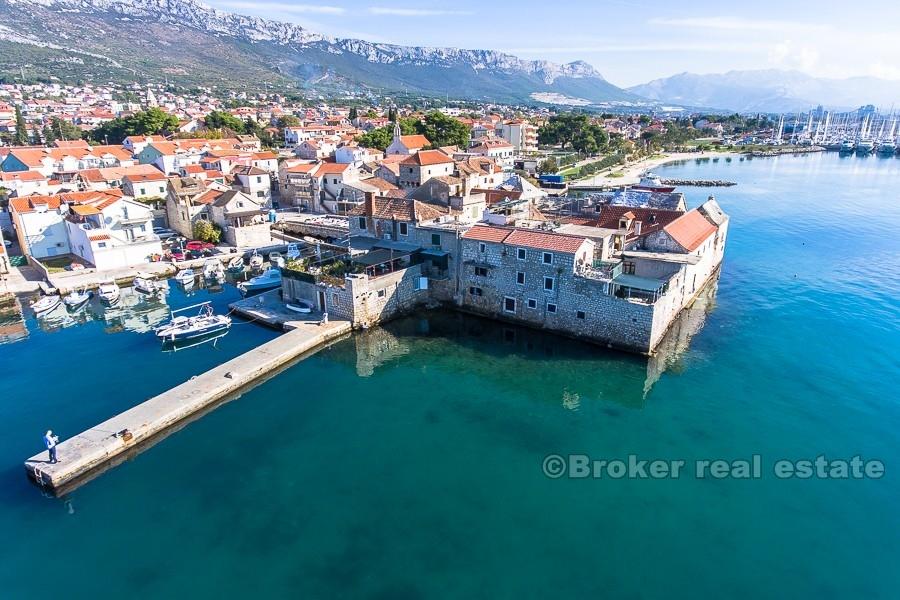 Kamena kuća uz more, na prodaju
