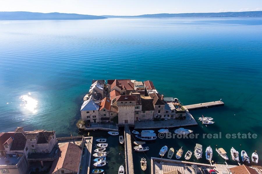 Kamena kuća uz more, na prodaju