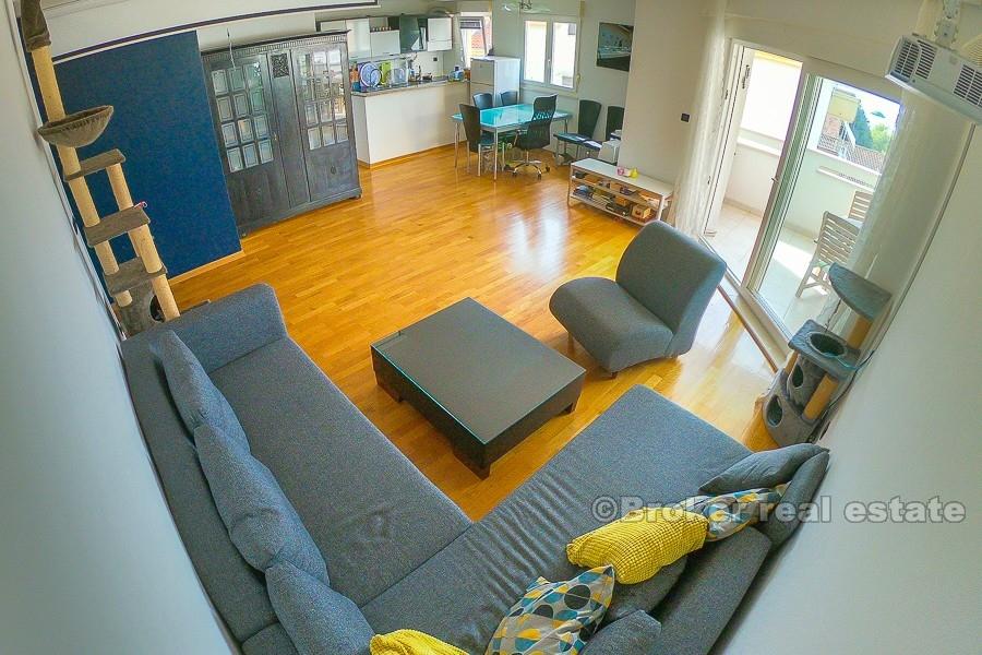 Appartamento arredato con tre camere da letto, in vendita