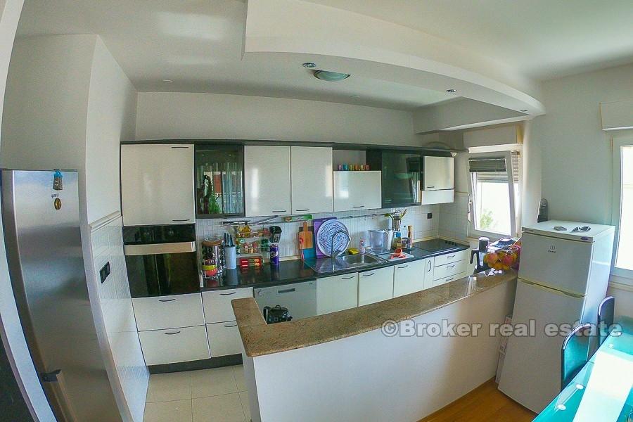 Møblert tre roms leilighet, til salgs