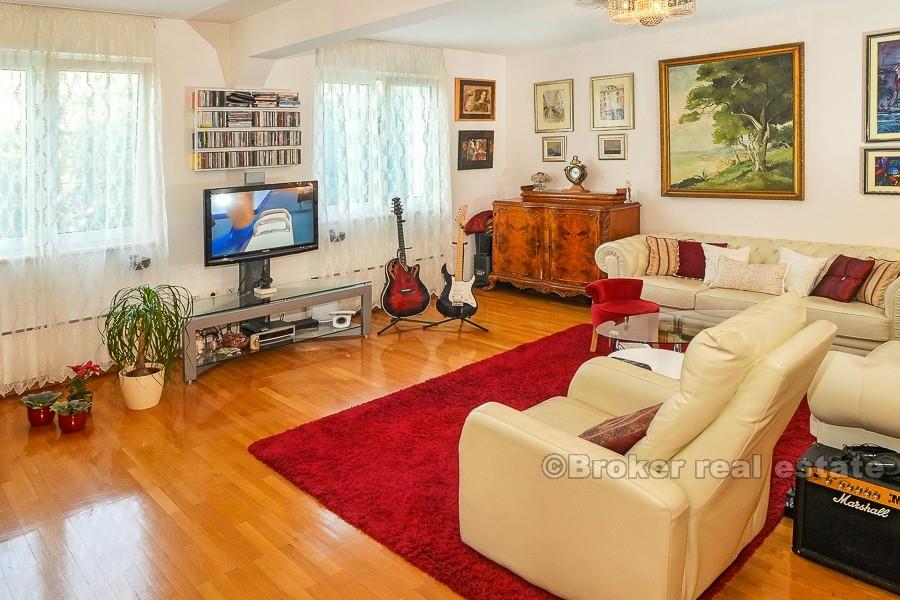 Drei-Zimmer-Wohnung in der Nähe des Stadtzentrums zu verkaufen
