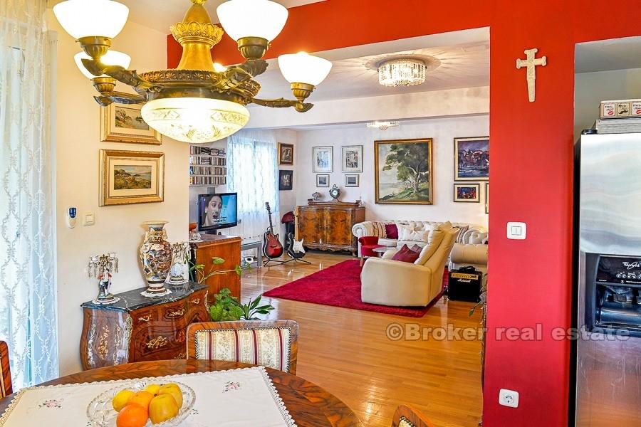 Drei-Zimmer-Wohnung in der Nähe des Stadtzentrums zu verkaufen