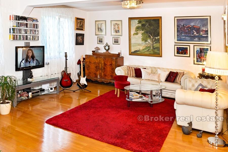 Drei-Zimmer-Wohnung in der Nähe des Stadtzentrums zu verkaufen
