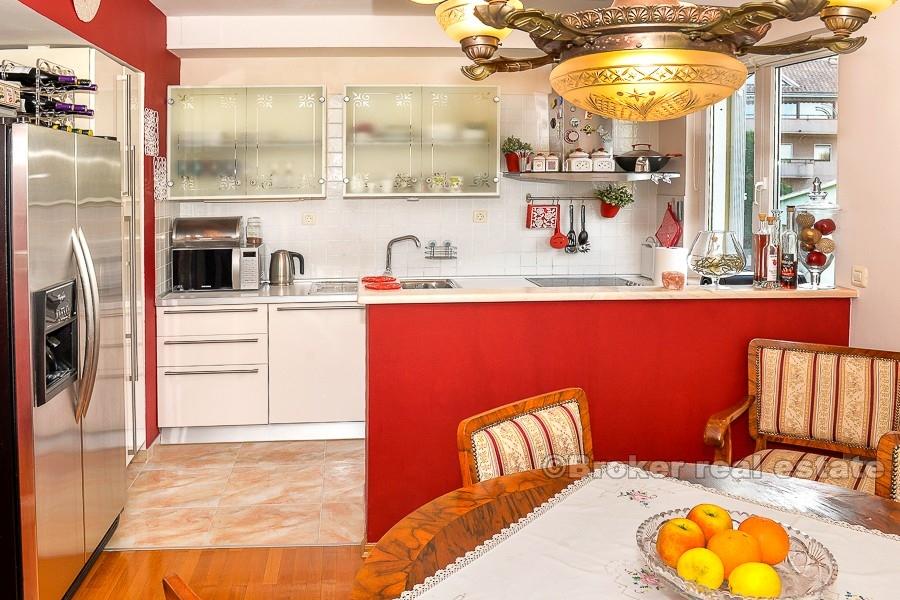 Drei-Zimmer-Wohnung in der Nähe des Stadtzentrums zu verkaufen