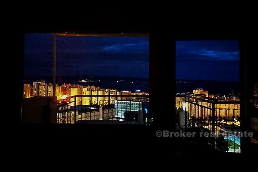 Dvosoban stan s pogledom na more, na prodaju