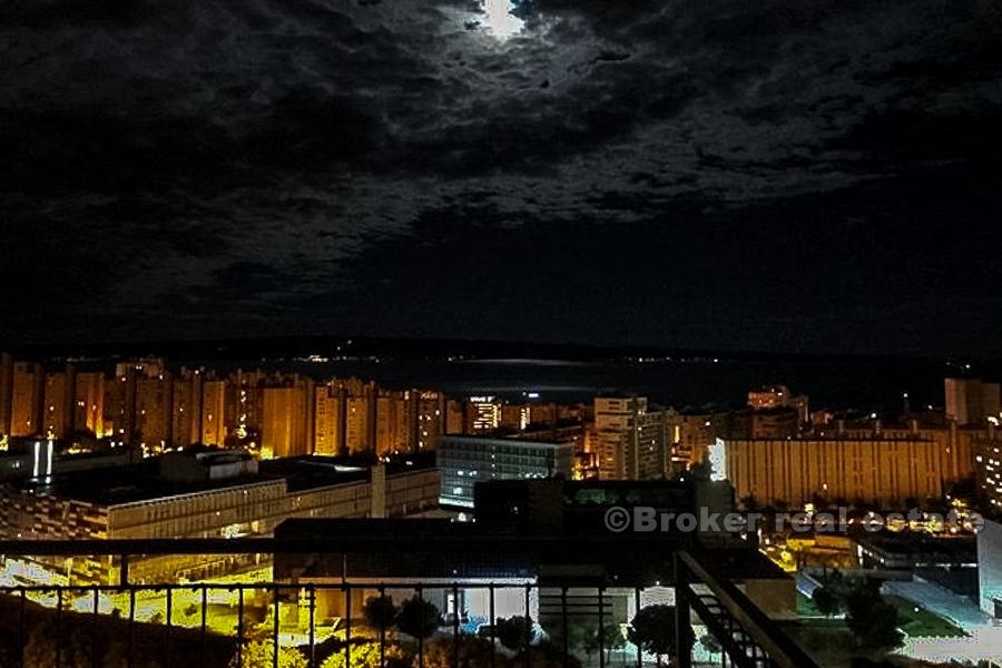 Appartamento con due camere da letto, vista mare, in vendita
