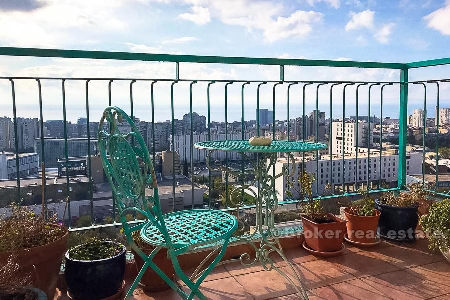 Appartamento con due camere da letto, vista mare, in vendita