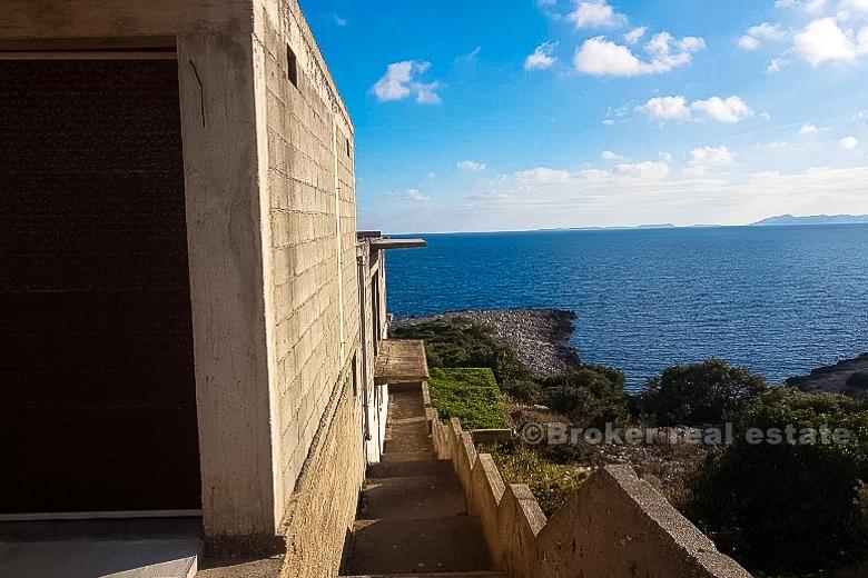 Una casa non finita vicino al mare, in vendita