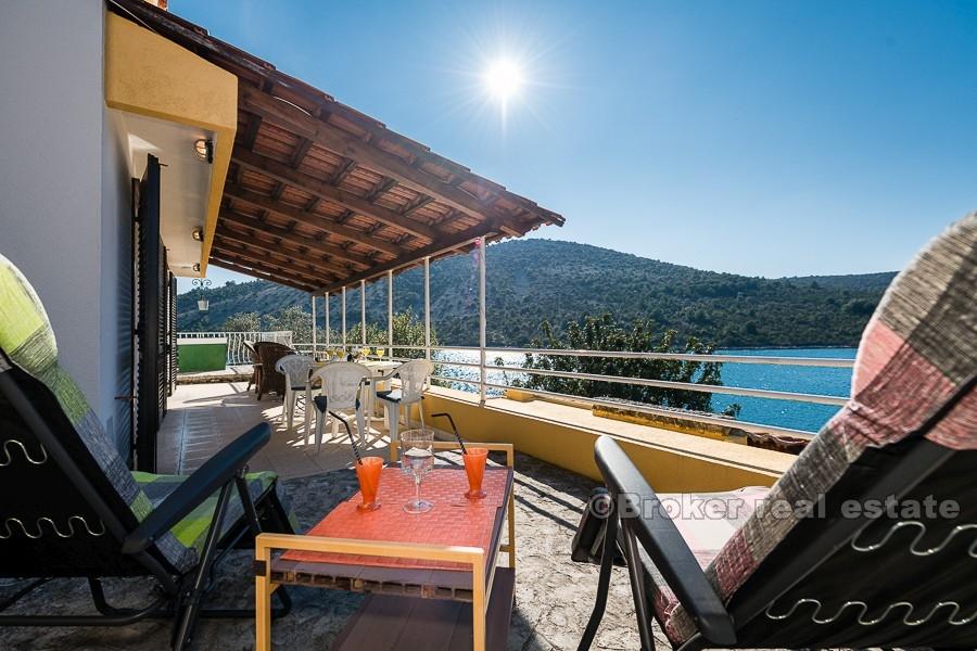 Charmante maison première rangée de la mer, à vendre