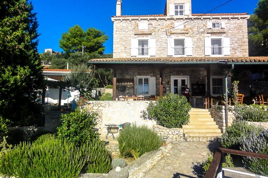 Casa in pietra ristrutturata vicino al mare, in vendita