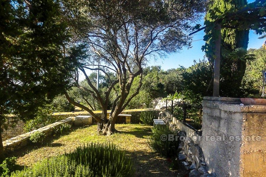 Renovirana kamena kuća uz more, na prodaju