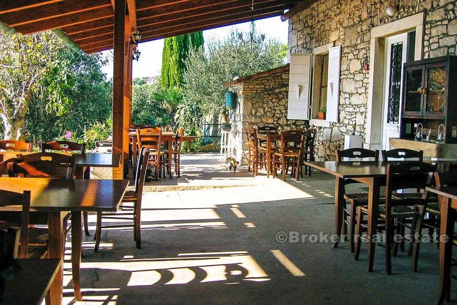 Wyremontowany kamienny dom nad morzem, na sprzedaż