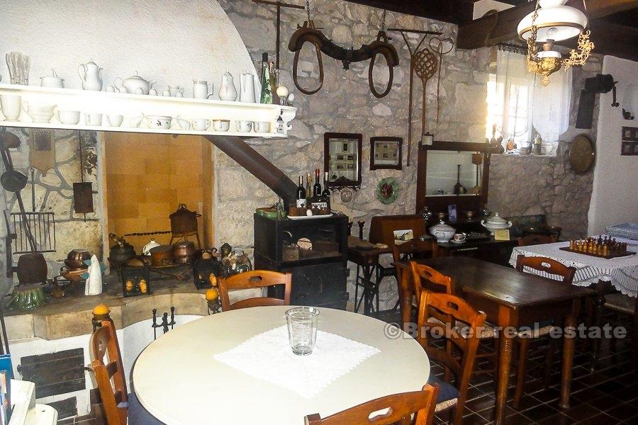 Renovert steinhus ved sjøen, til salgs