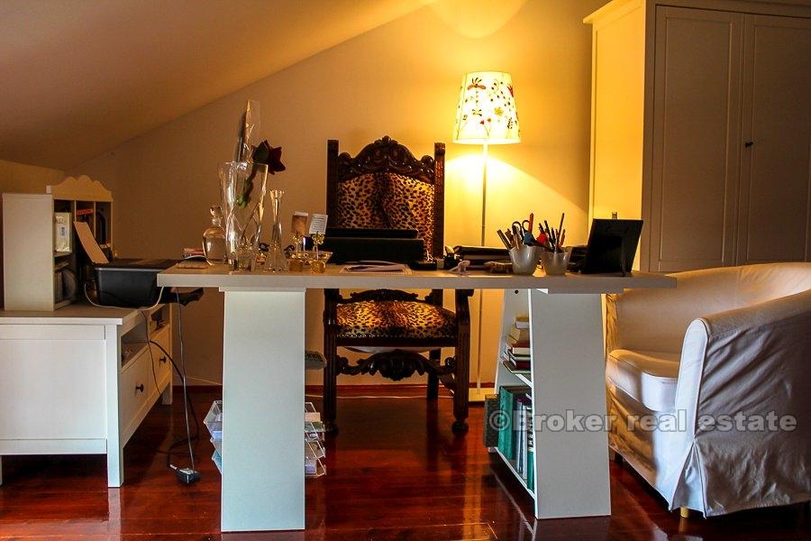 Maison en pierre rénovée au bord de la mer, à vendre