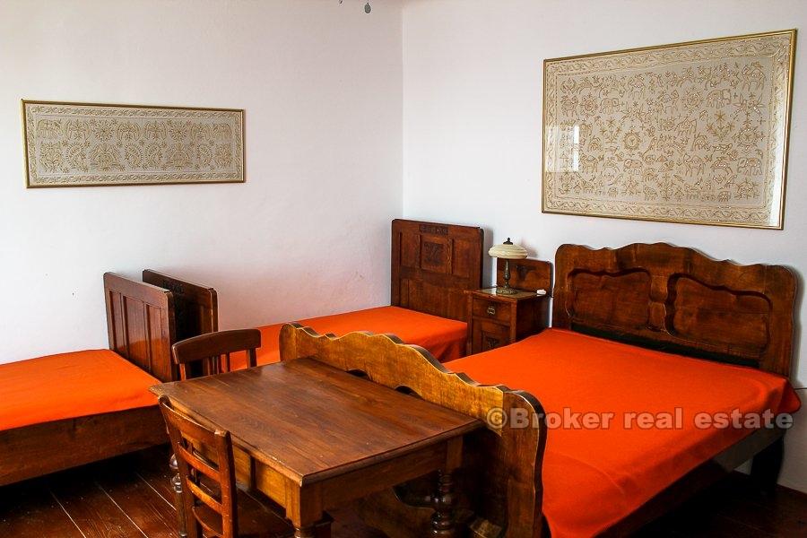 Renovert steinhus ved sjøen, til salgs