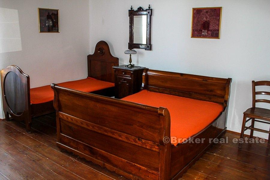 Wyremontowany kamienny dom nad morzem, na sprzedaż