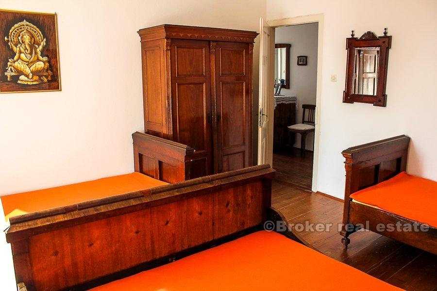 Maison en pierre rénovée au bord de la mer, à vendre