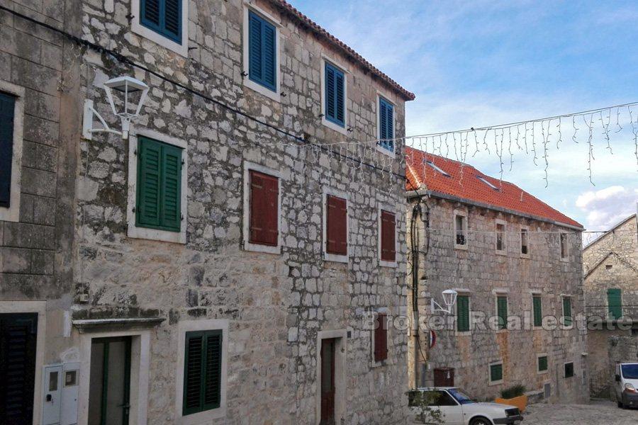 Authentisches Steinhaus in einer Reihe