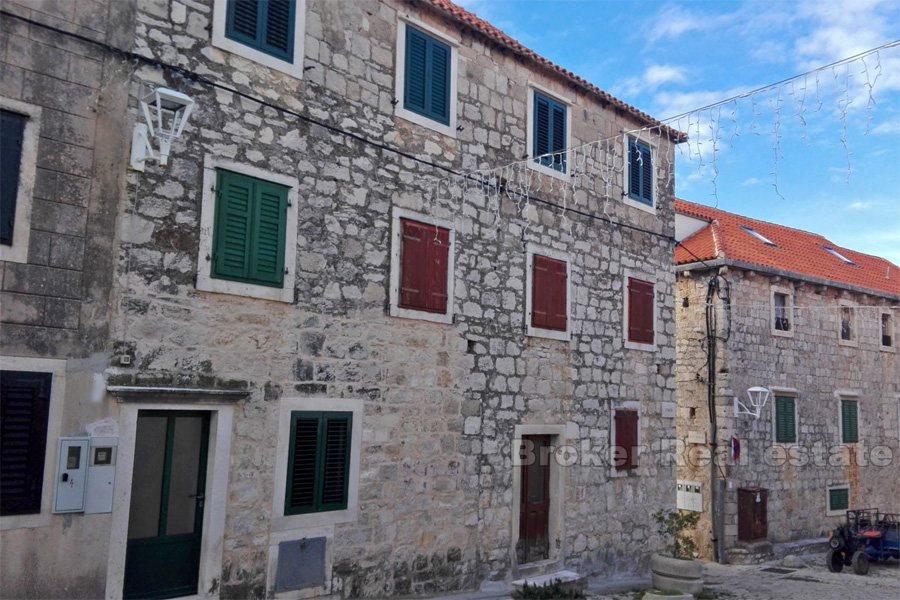 Autentický kamenný dům v řadě